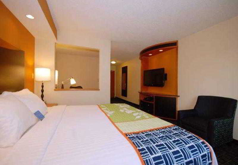 Fairfield Inn & Suites Canton Северен Кантон Стая снимка